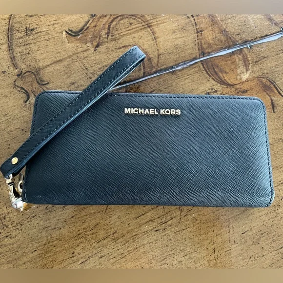 Michael Kors wristlet - Picture 1 of 9
